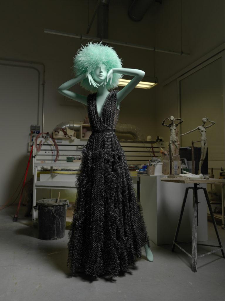 Schl&auml;ppi 8000 Obsession &mdash; sculptural mannequin in low light