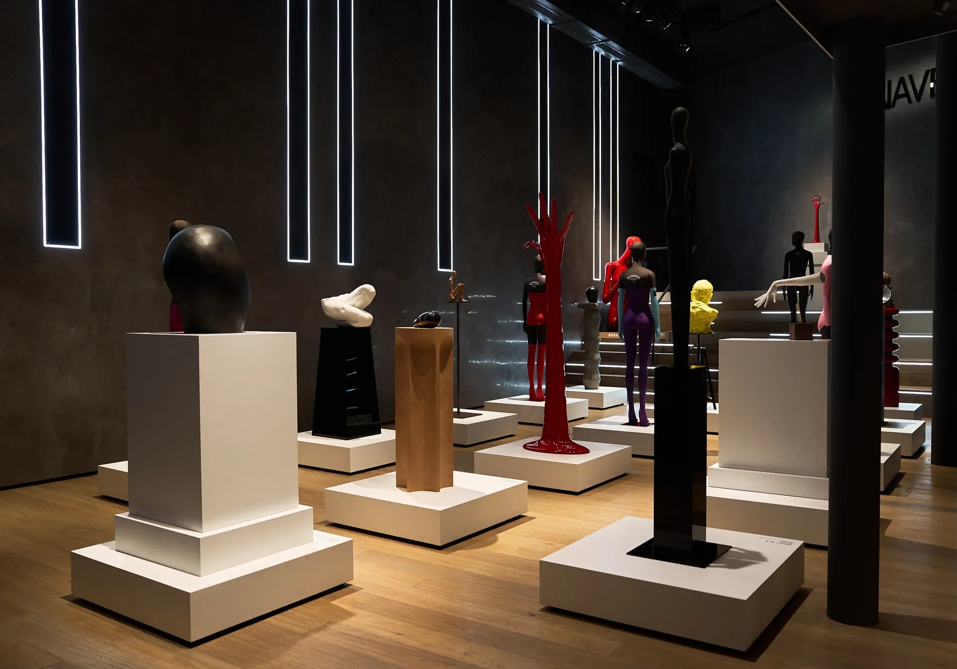 Supporto espositivo minimalista da podio per la mostra di Bonaveri (Immagine 28 di 198)