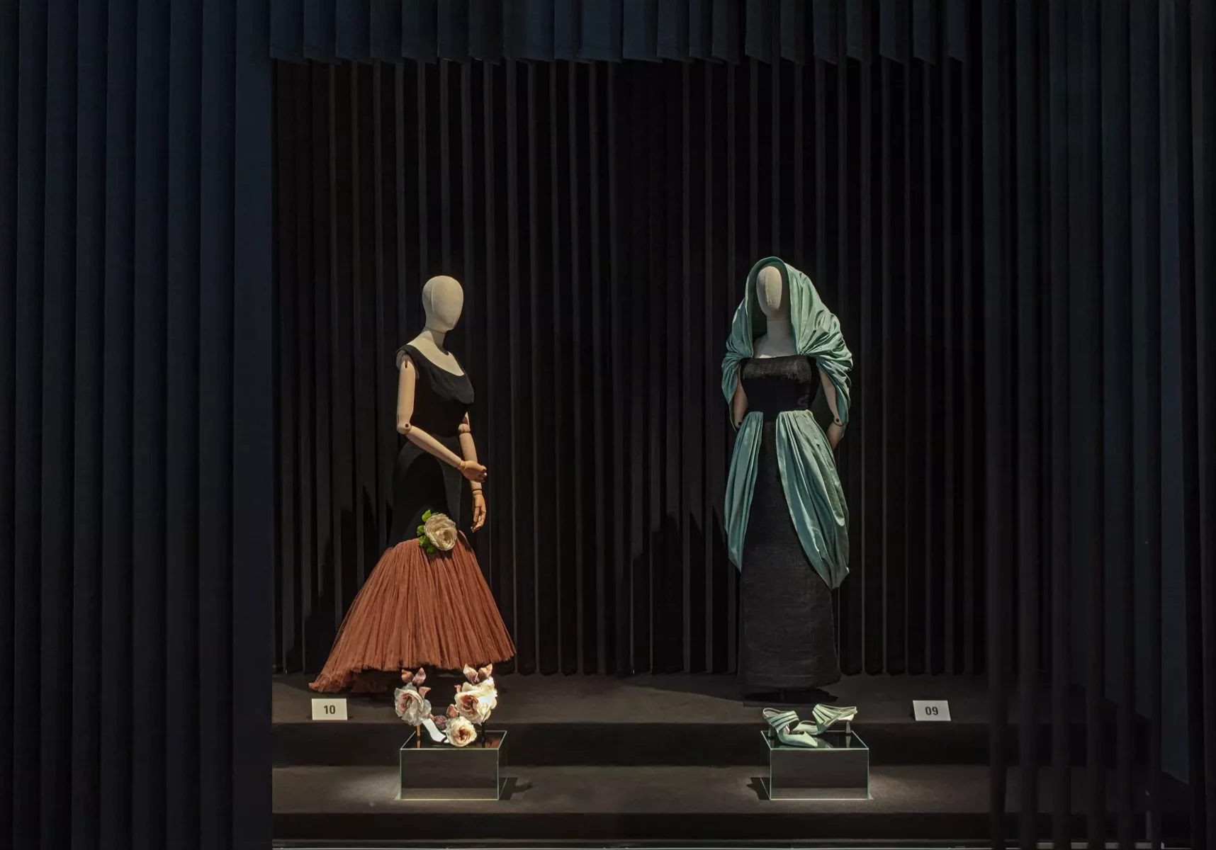 cristobal-balenciaga-bonaveri-bust-forms-02@1x