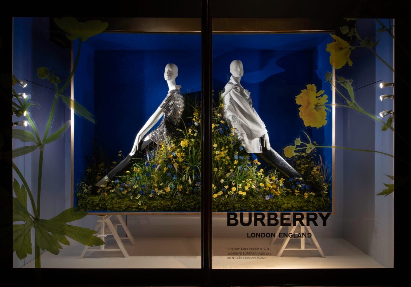 harrods-reunion-windows-schlappi-mannequins-04