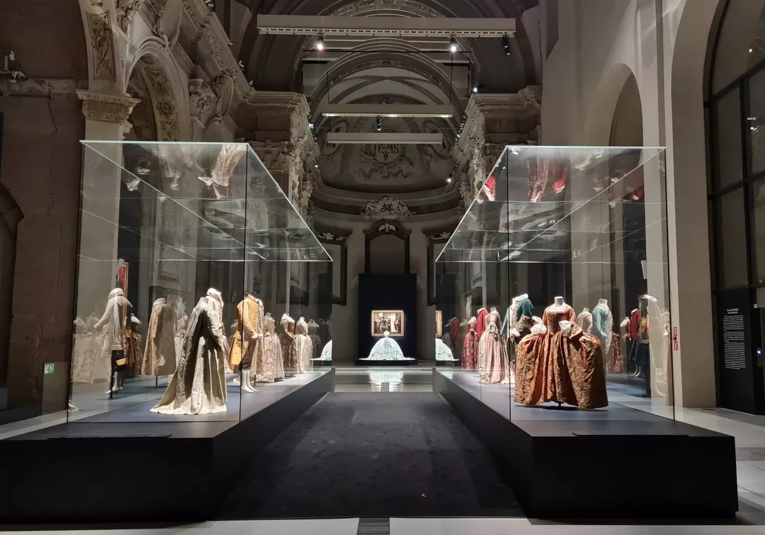 the-age-of-fashion-mannequins-01@1x