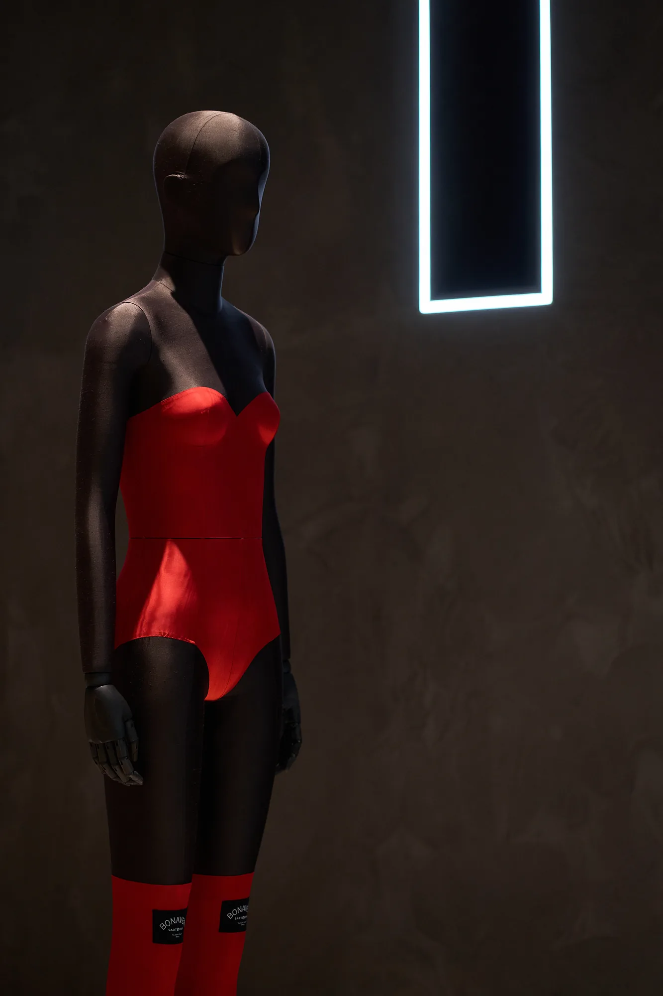 Detailed shot of mannequin upholstery and moulage techniques (Image 46 of 198)