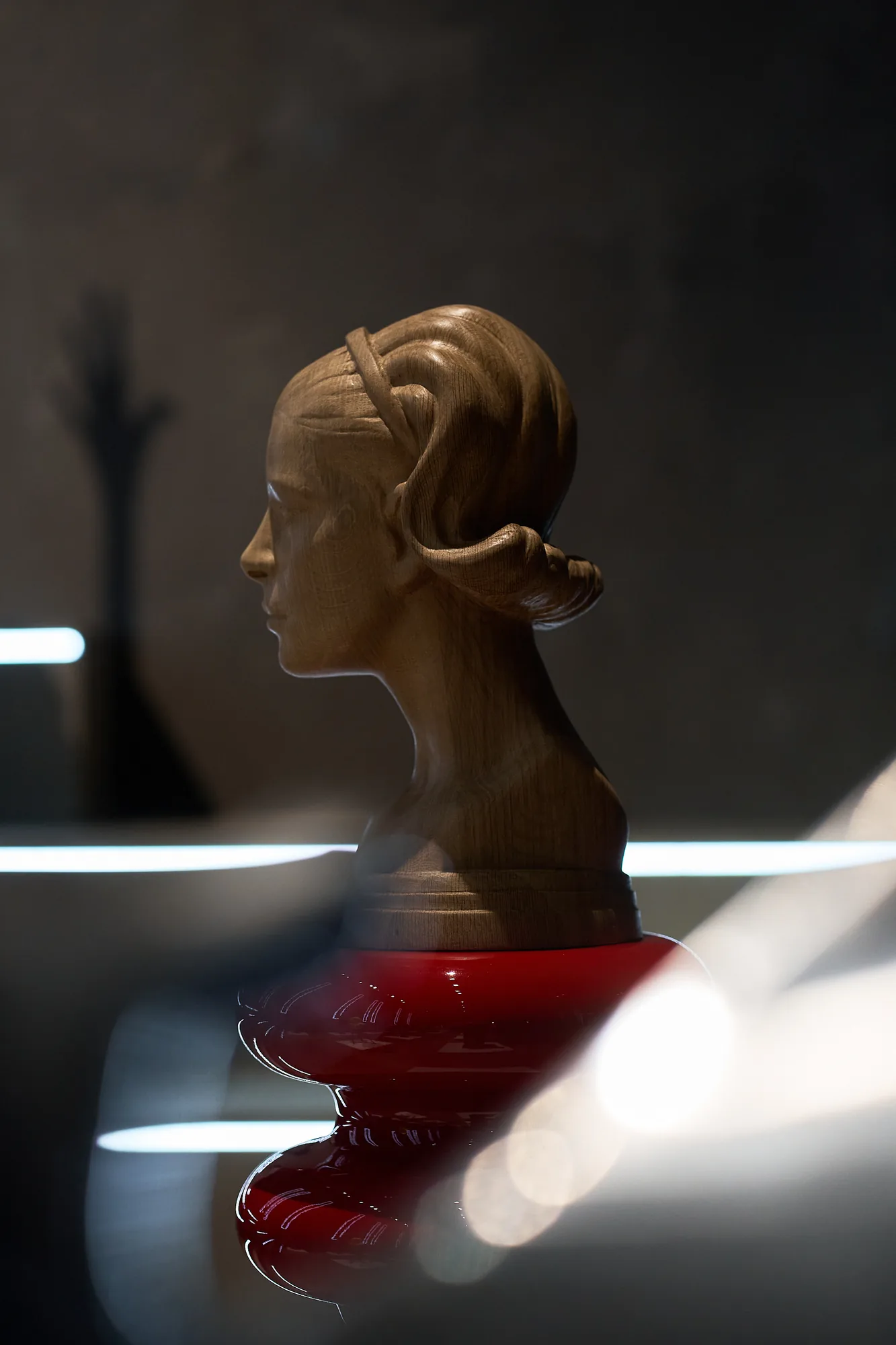 Detailed shot of mannequin upholstery and moulage techniques (Image 62 of 198)