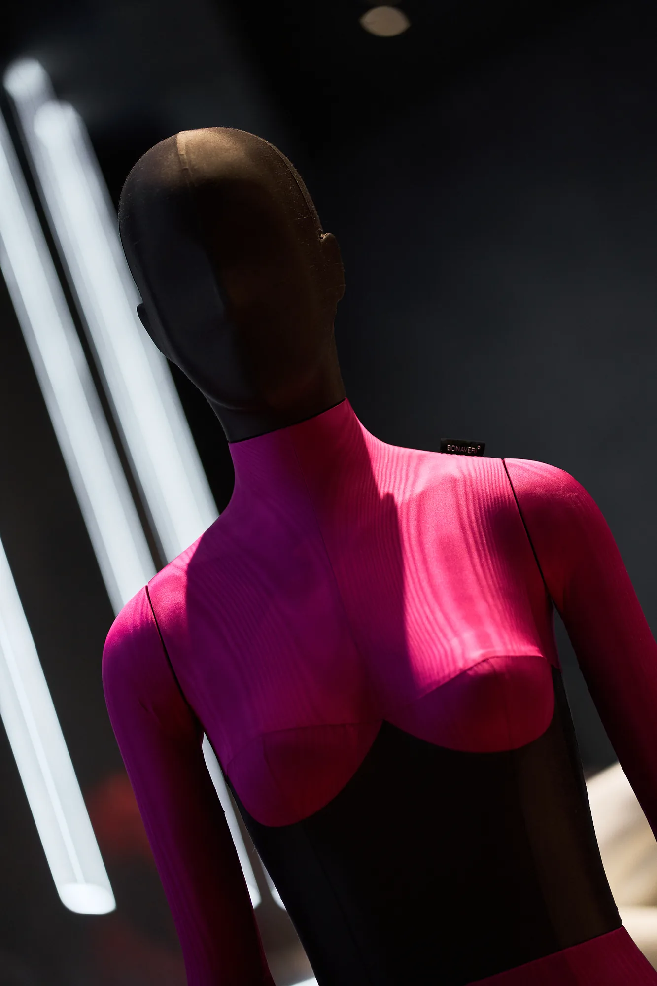 Minimal podium display stand from Bonaveri's exhibition (Image 132 of 198)