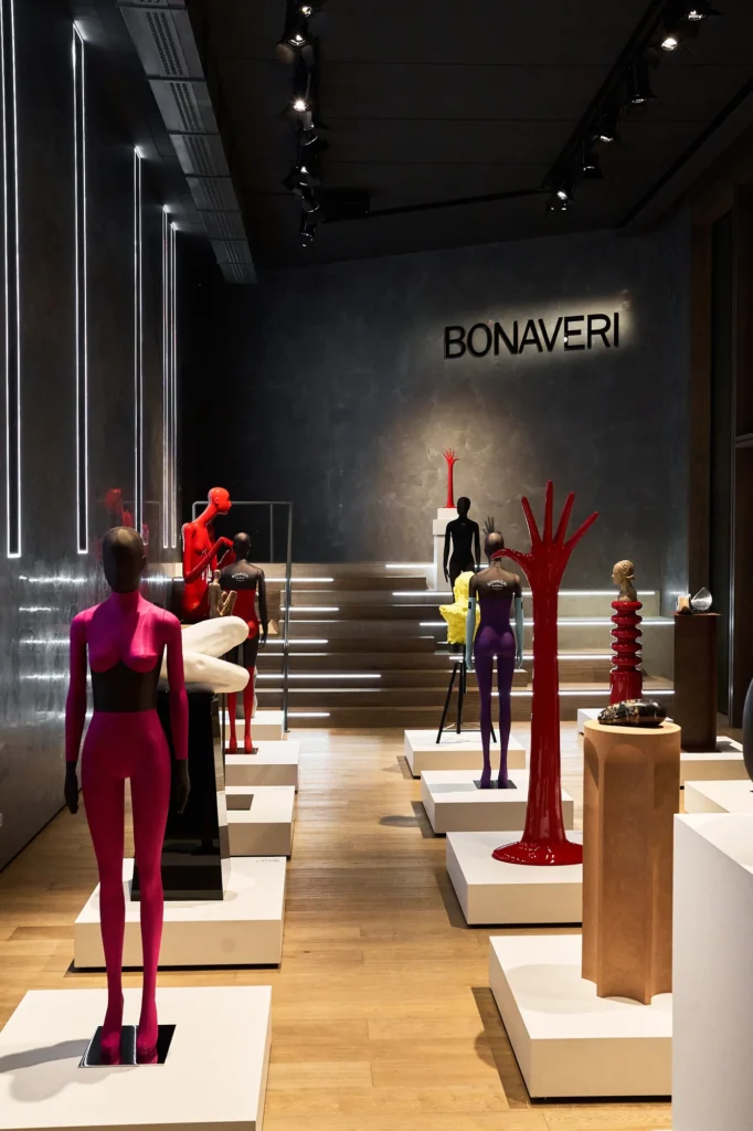 Minimal podium display stand from Bonaveri's exhibition (Image 148 of 198)