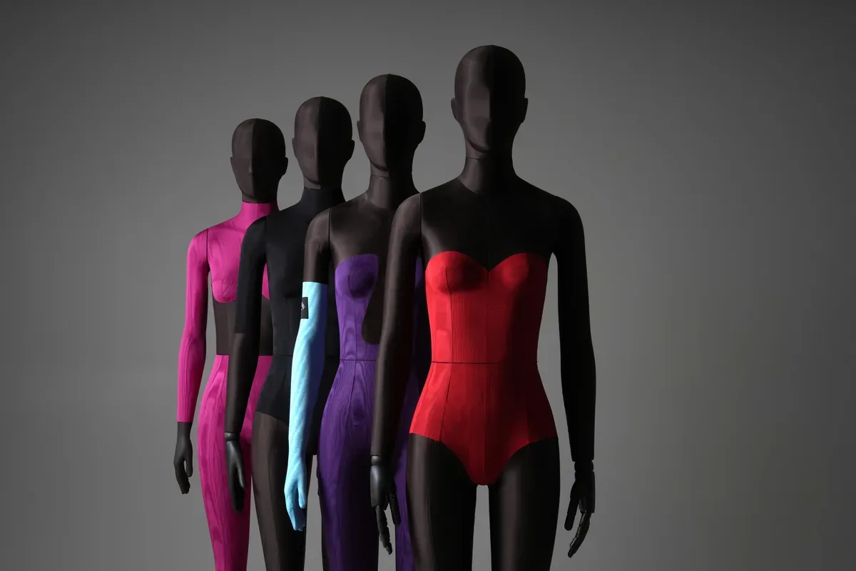 Close-up of four Bonaveri Sartorial Bespoke mannequin heads and upper bodies in a staggered lineup: magenta, black, purple and red, showing the moulage upholstery